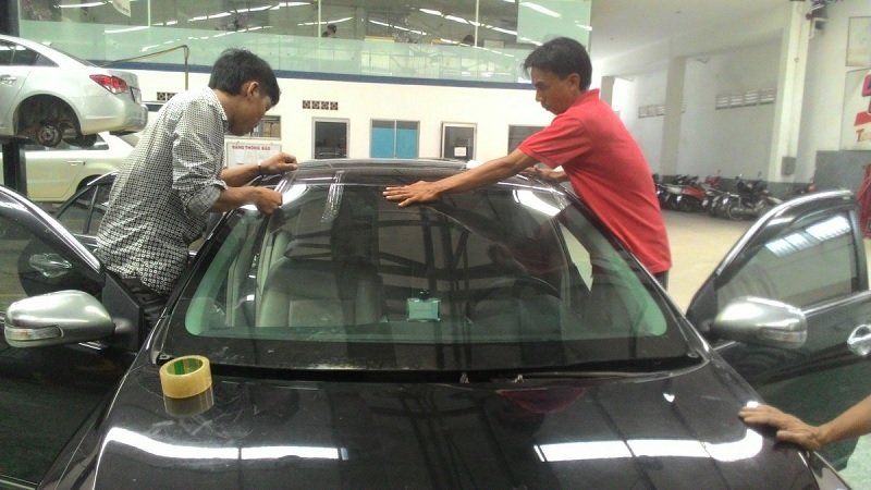 THAY KÍNH ÔTÔ XE TẢI tận nơi Giá rẻ