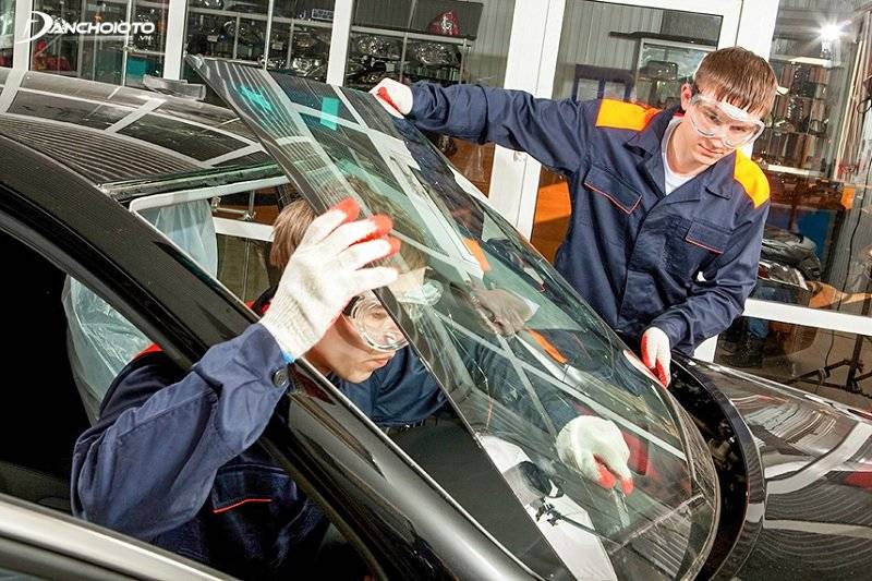 Chuyên THAY KÍNH ÔTÔ XE TẢI tận nơi Giá rẻ