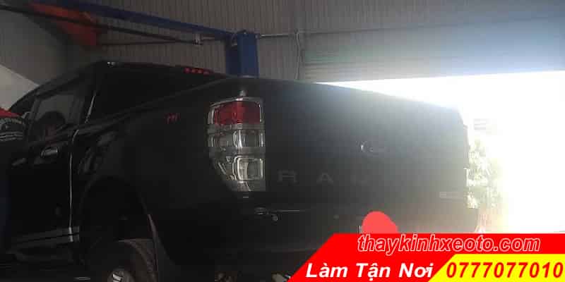 THAY KÍNH XE Ô TÔ TẬN NƠI 31 THAY KÍNH XE Ô TÔ khách Hyundai tận nơi