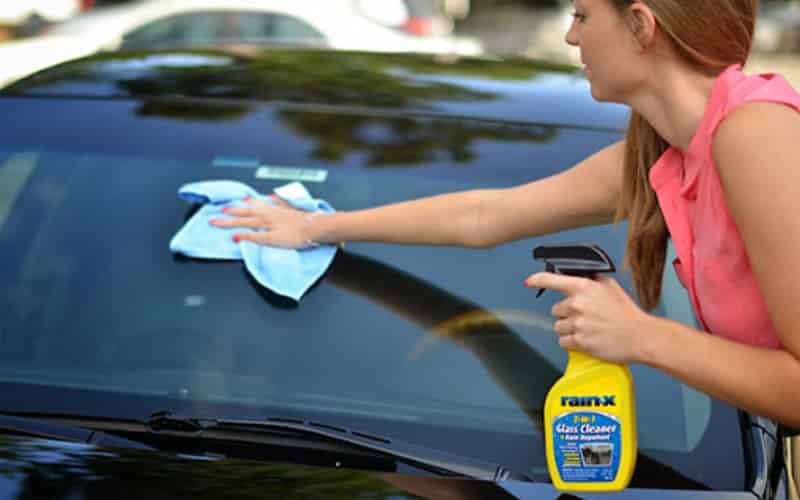 Hình 3: Nên ưu tiên lựa chọn sản phẩm lau Thay KÍNH chuyên dụng chất lượng để làm sạch Lái một cách hoàn hảo