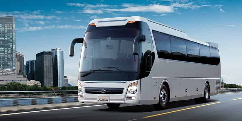 Hình 2: Kính chắn gió xe khách cho tác dụng ngăn cản bụi bẩn, bảo vệ không gian bên trong 