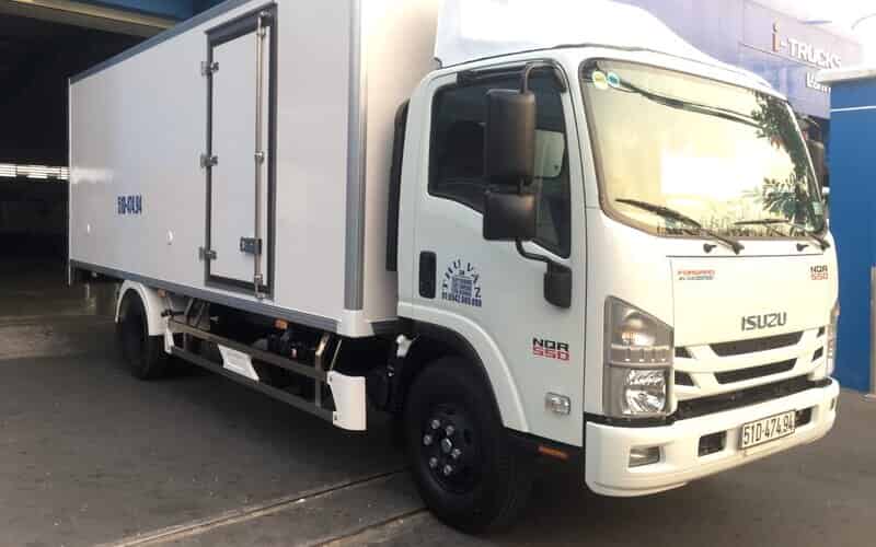 Hình 3: Kính chắn gió xe tải Isuzu