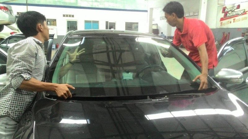 Thay KÍNH chắn gió ô tô, Thay KÍNH lái trước Ô tô Giá Rẻ Thay KÍNH ô tô xe Hơi tận nơi