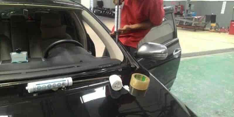 Hình 2: Lột lớp keo cũ trên khung kim loại thật sạch