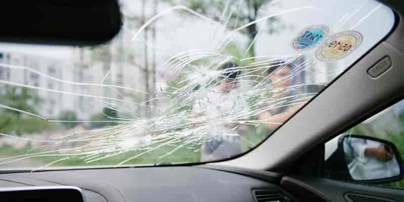 Hình 3: Kính chắn gió bị xước vỡ dài