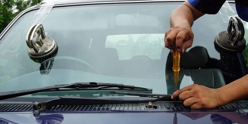 Hình 2: Thay KÍNH xe ô tô tải hỗ trợ Báo giá Thay KÍNH Ô tô tận nơi cho nhiều dòng xe phổ biến