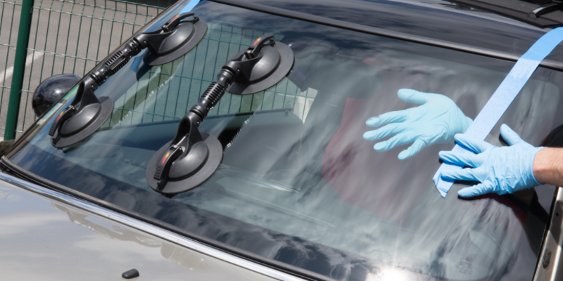 Hình 3: Làm sạch khung Thay KÍNH giúp quá trình Thay KÍNH diễn ra thuận lợi 