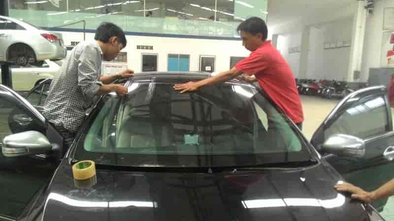 Thay KÍNH chắn gió ô tô, Thay KÍNH lái trước Ô tô Giá Rẻ Thay KÍNH Ô tô huydai i10 tận nơi