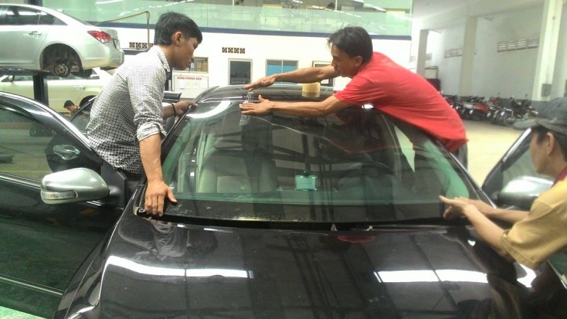 THAY KÍNH XE Ô TÔ huydai i10 tận nơi