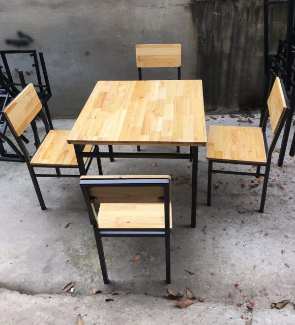 Thanh lý bàn cafe vuông gỗ thôngThanh lý bàn cafe vuông gỗ thông